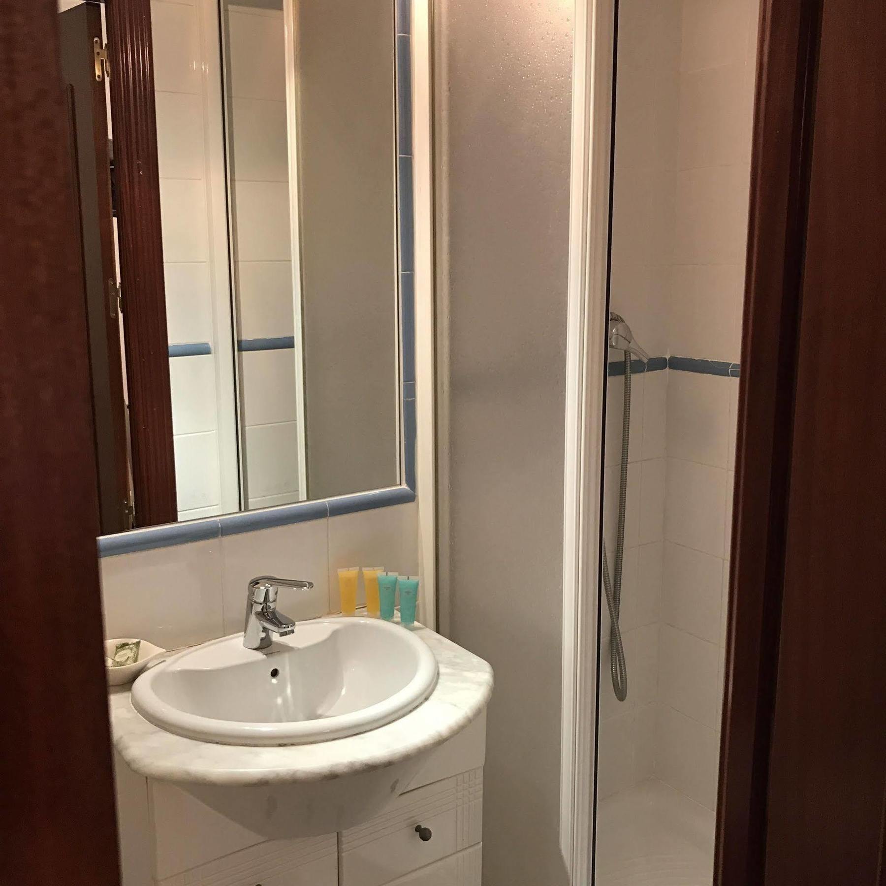 Hostal La Estrella Мадрид Экстерьер фото