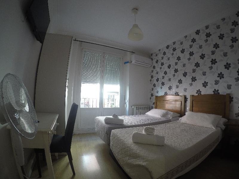 Hostal La Estrella Мадрид Экстерьер фото